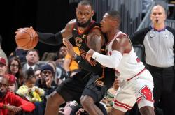 开云体育app-雄鹿险胜上海队，詹姆斯带队取胜