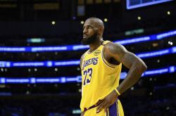 开云体育-菲律宾男篮强势黄蜂，詹姆斯惊艳世界