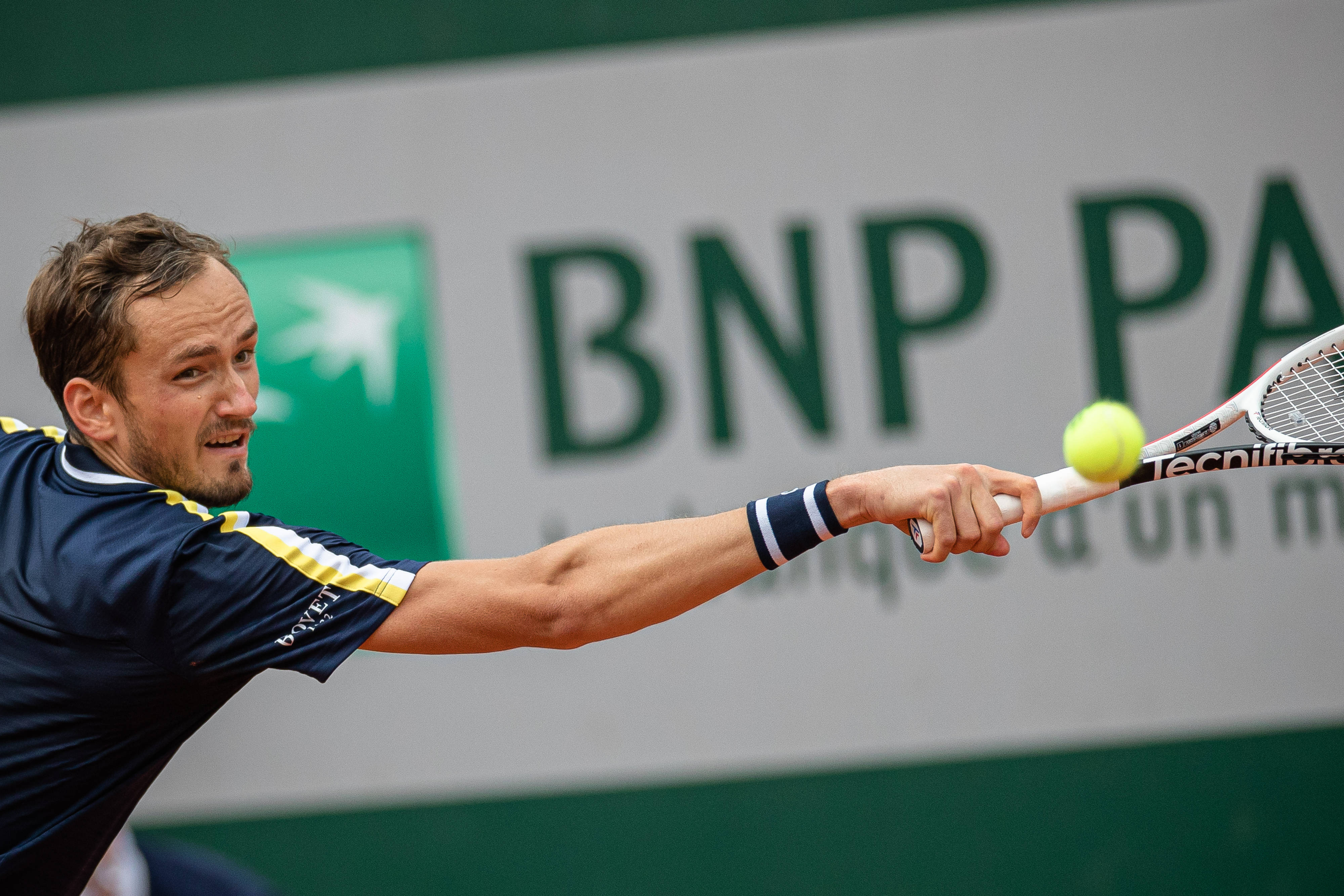 意大利网球队轻取法国网球队，梅德韦杰夫绝境逆转