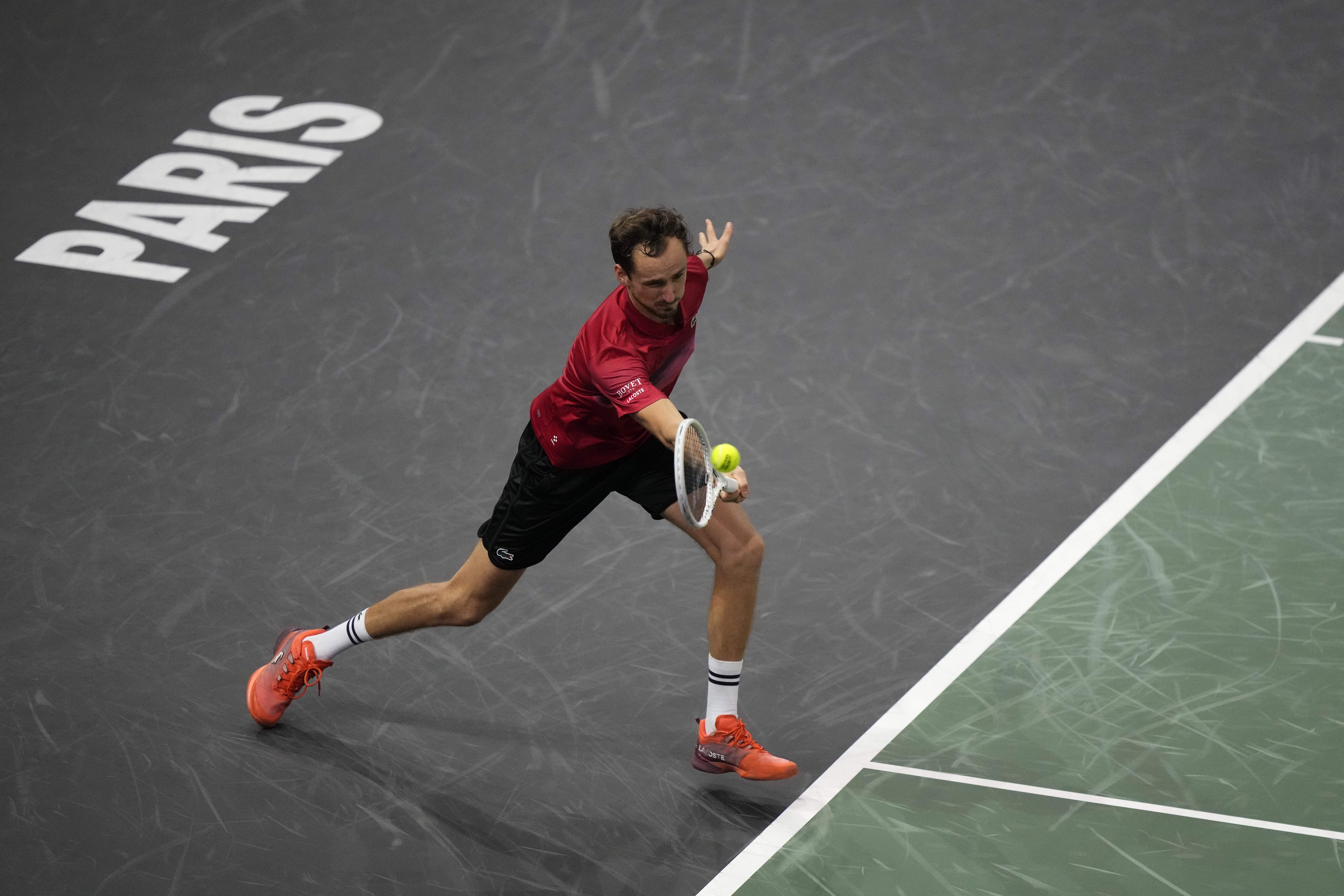 意大利网球队轻取法国网球队，梅德韦杰夫绝境逆转