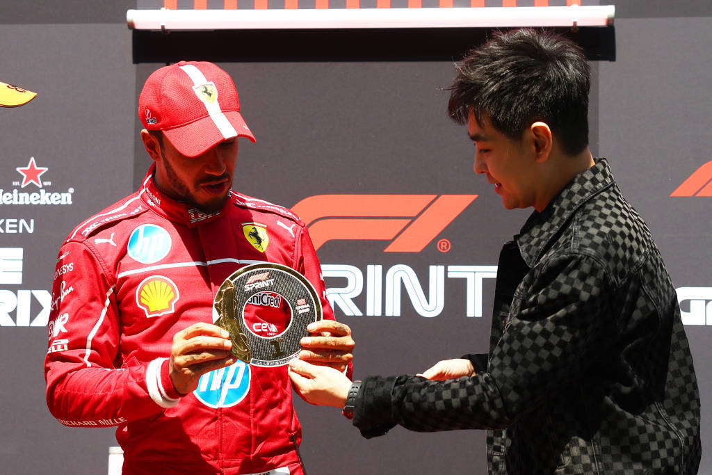 梅赛德斯逆转红牛车队，汉密尔顿扛起全队